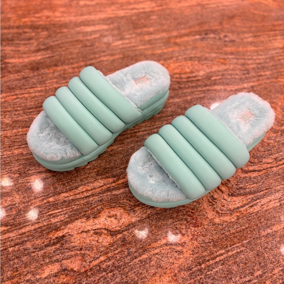 UGG Mint Green Fluffy Sandals Like New Condition. Beautiful! Fits like a 7-7.5. - Picture 4 of 11